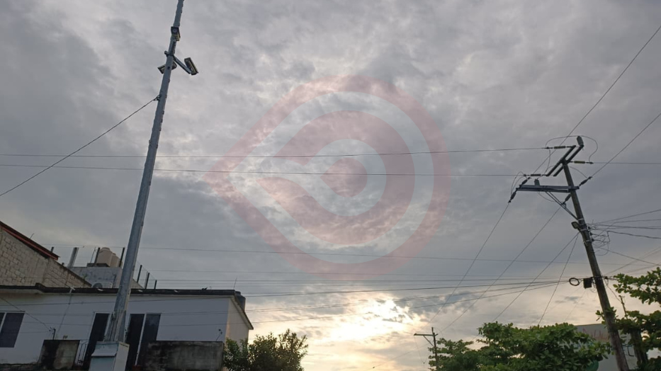 Tormenta eléctrica deja sin luz e internet a colonias de Huejutla