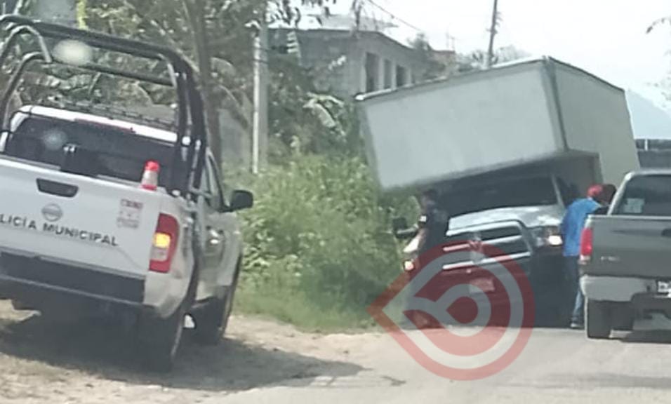 Camioneta a punto de volcar por mal estado de la carretera