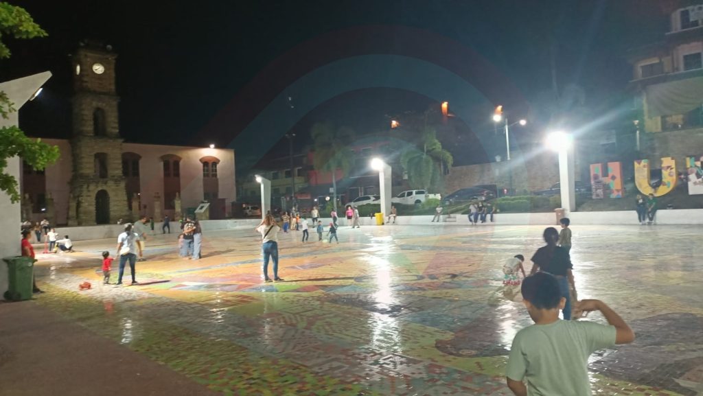 Familias disfrutan del puente vacacional en El pisal