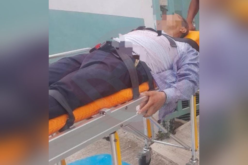 Adulto mayor casi de mata en accidente de moto