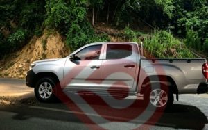 Roban camioneta a mano armada y terminan accidentándose