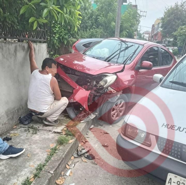 Auto se impactó con taxi y barda