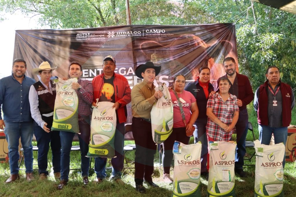 Entregan terneras y vientres ovinos para 12 municipios