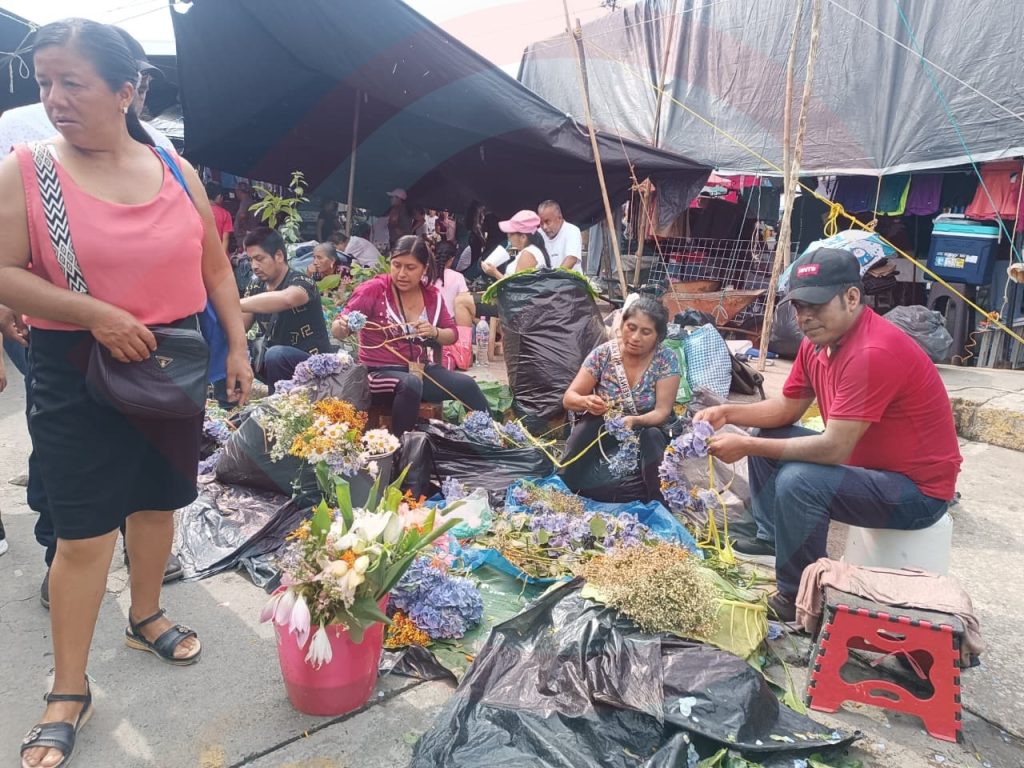 Con flores de la región festejan el Día del Padre