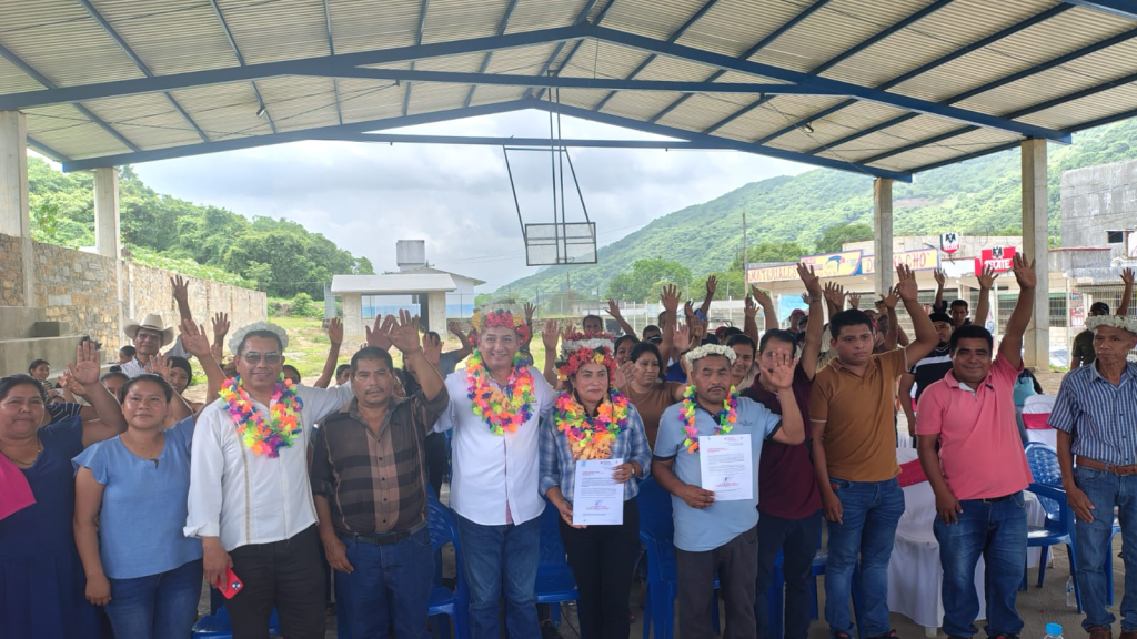 Erika y Prisco firman acuerdo en Lindavista