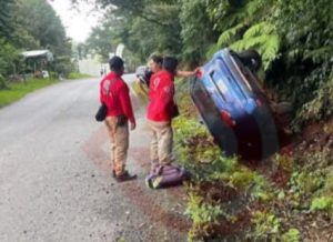 Camioneta terminó con las llantas para arriba