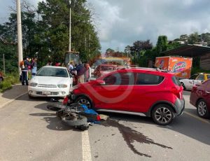 Motociclista herido en choque con un auto