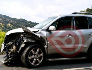 Choque de camioneta con auto dejó lesionados y daños