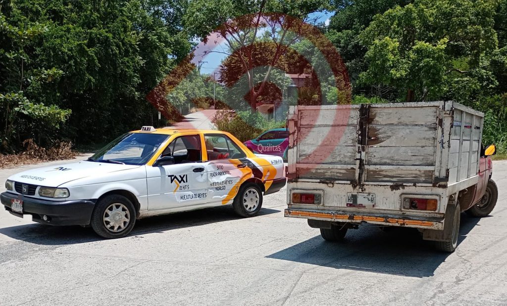 Choque de taxi con camioneta dejó daños