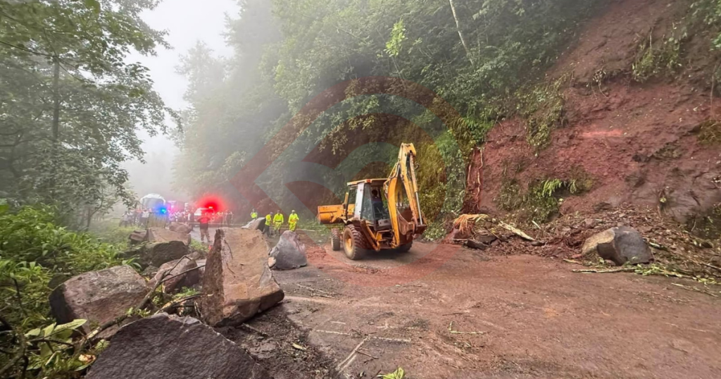 Personal del ayuntamiento de Tlanchinol liberó carretera