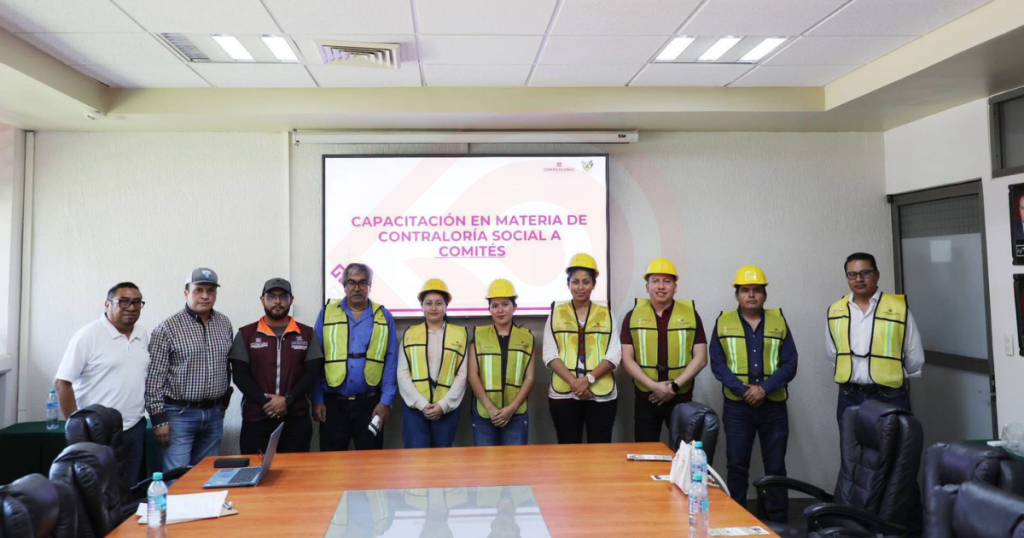 Capacitan a Comité de Contraloría Social de obra en la UTHH