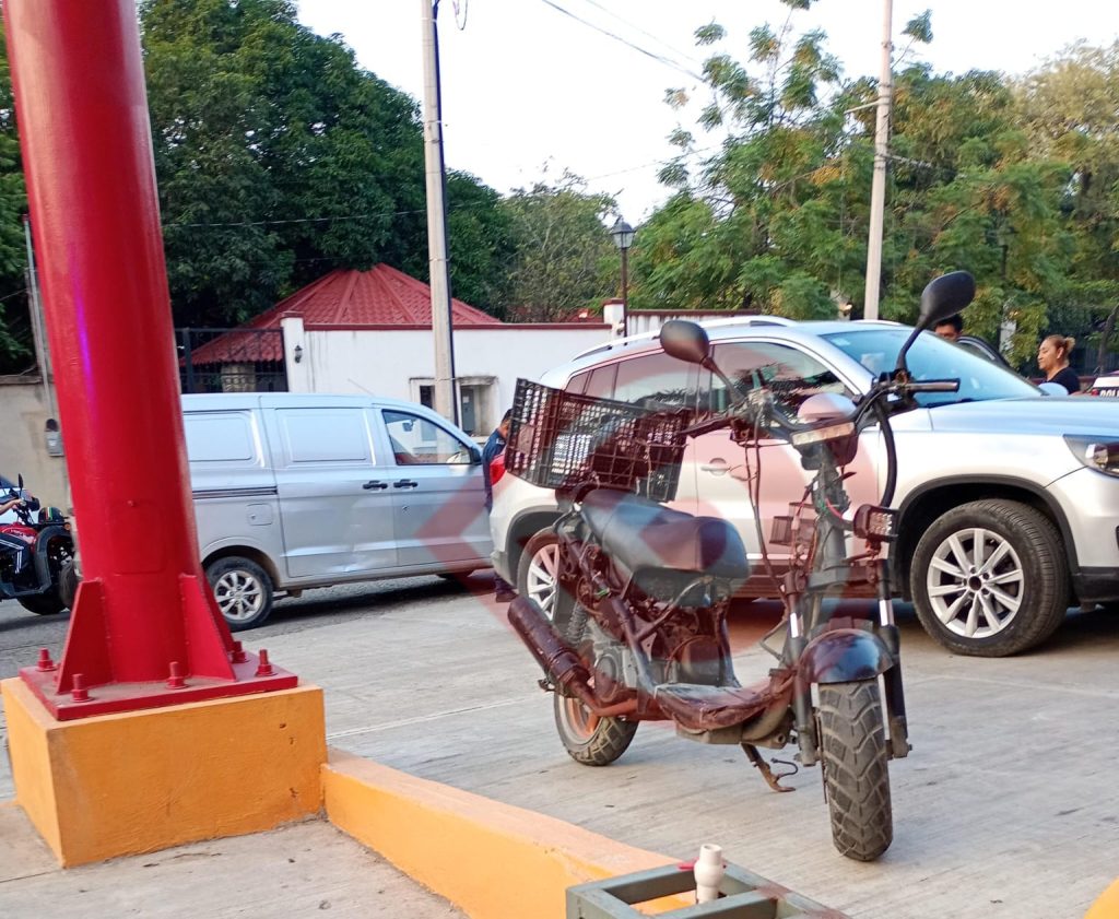 Choque de camionetas deja daños materiales