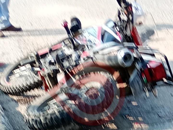 Chocan taxi con motocicleta