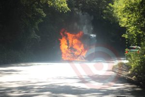 Camioneta pasajera se le reventó una llanta, chocó con Urvan y se incendió