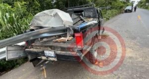 Camioneta se impactó con valla metálica