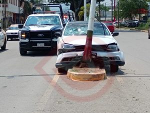 Chocó su auto con poste de alumbrado público