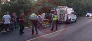 Casi se mata en accidente de moto
