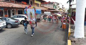 Fieles católicos de Acuapa I participan en procesión y velación religiosa