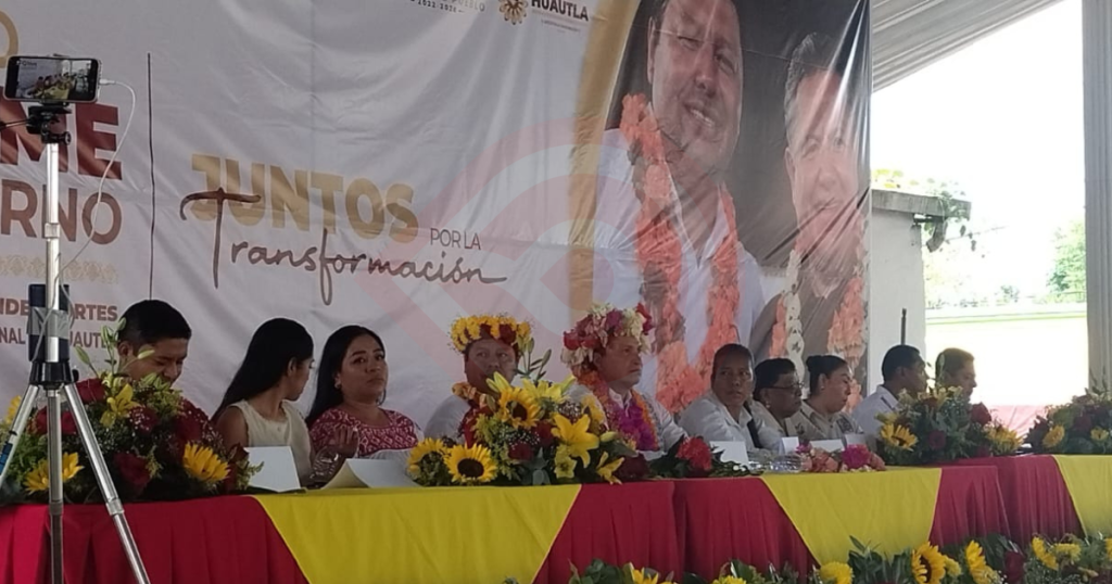 Sin invitados y con acarreo alcalde de Huautla rinde informe