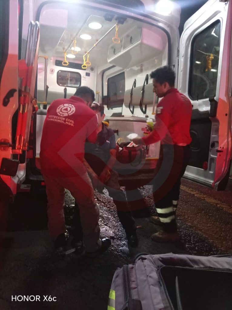 Dos heridos en choque de automóvil contra camioneta