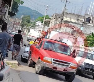 Taxi chocó por alcance camioneta