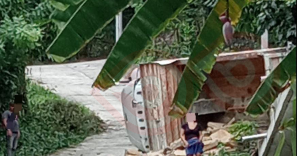 Volcó camión volteó cargado de piedras