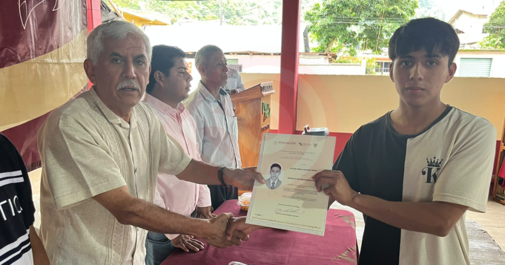 Alumnos del CECyTEH Santa María recibieron títulos y cédulas