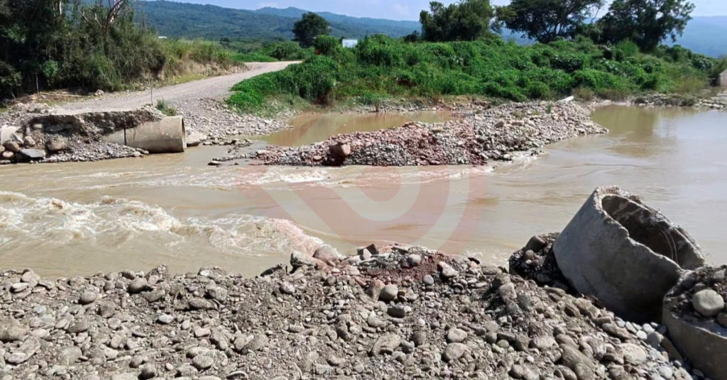 Incomunicados por falta de diálogo y vado derrumbado por la corriente de El Garcés