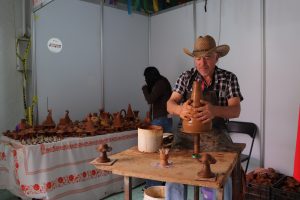 Ahorro y espacios gratuitos favorecen a artesanos en la Feria de San Francisco