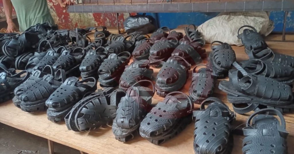 Huarache elaborado con llanta de carro y clavos