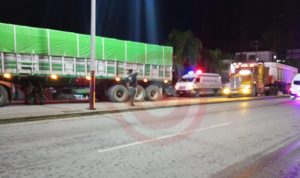 Tráiler bloqueó calle y parte del bulevar
