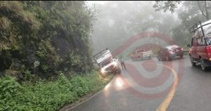 Camioneta a punto de volcar, fue rescatada por conductores