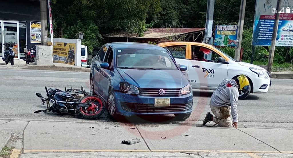 Motociclista sobrevive tras salir proyectado en choque