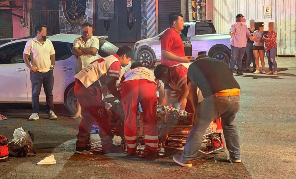 Mujer herida en choque de motoneta y automóvil