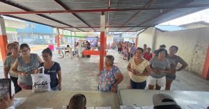 Distribuyen cacao y azúcar en colonias de Huejutla