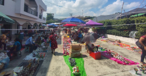 Sin ventas y asoleados, artesanos del tianguis xantolero