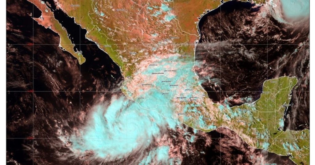 Debido al huracán Simón, se mantiene el pronóstico de lluvias torrenciales en costas de Guerrero y Michoacán