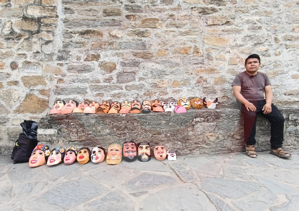 Artesano de Jaltocán preserva la tradición de las máscaras de madera