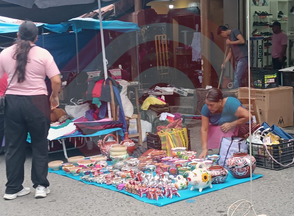 Artesanías y elementos esenciales ya se comercializan en vísperas del Xantolo