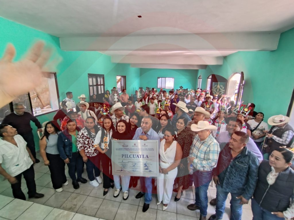 Alcalde y secretaria de Cultura develan placa de Pilcuatla como Pueblo con Cultura y Tradiciones