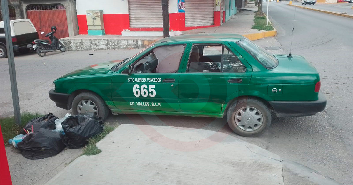  Sólo daños dejó choque entre auto y taxi - Noticias de San Luis Potosí