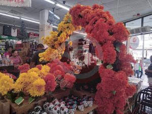 Comienza comercialización de flor de cempasúchil artificial