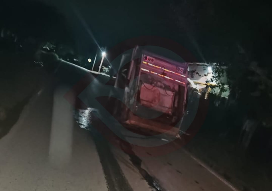 Camión de la basura chocó contra coche