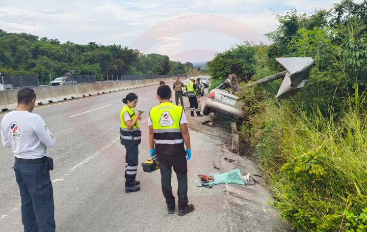Fuerte accidente en la carretera Valles–Tamazunchale; el conductor prácticamente volvió a nacer