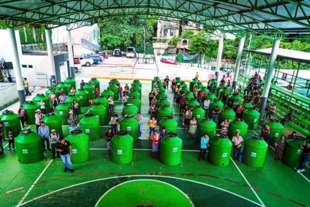 Otro lote de tinacos gratuitos, entregó el Gobierno local a familias