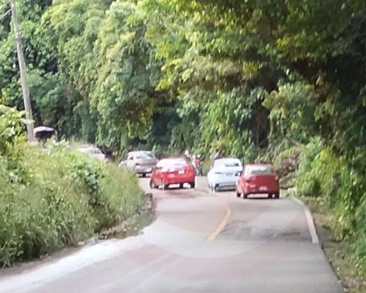 Auto dañado por derrumbe de piedras