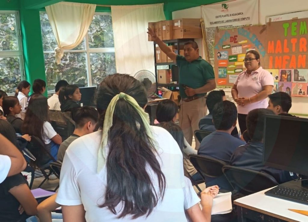 DIF brinda pláticas sobre violencia, en el CECyTE XI
