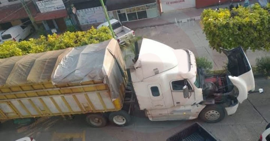 Tráiler descompuesto generó caos vial