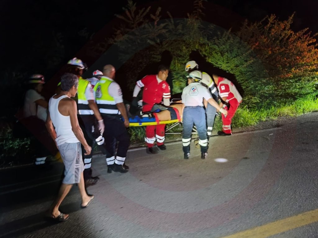 Camioneta se sale del camino en la Valles–Mante; conductor lesionado