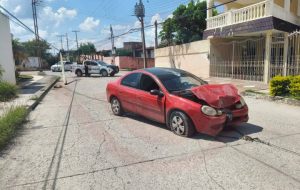 Abandonan auto tras fuerte choque en fraccionamiento Valle Alto